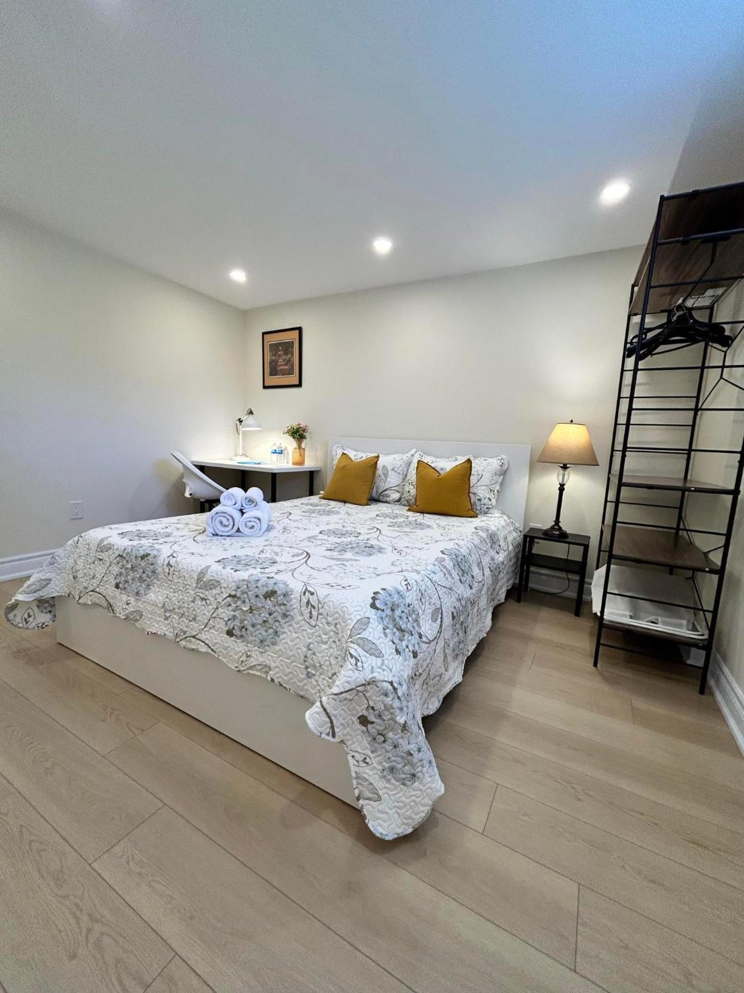 Brand New Lower Home With Exclusive Bathroom Toronto Exterior foto